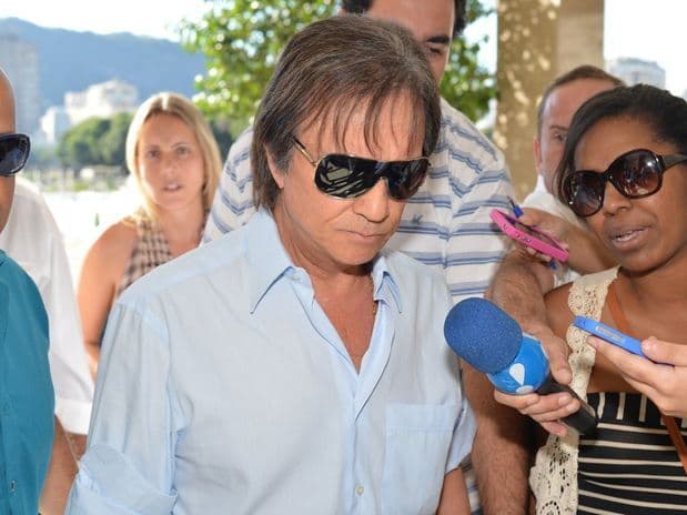 Roberto Carlos e famosos vão ao velório da assessora do cantor