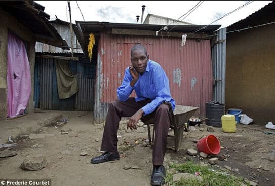 George Obama, o irmão do presidente dos EUA, mora em uma favela no Quênia