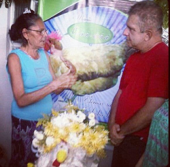 Multidão vai a enterro de galinha em Patos e até prefeito chora no velório