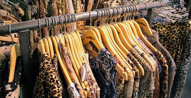 Brechó vende roupa por quilo em Londres