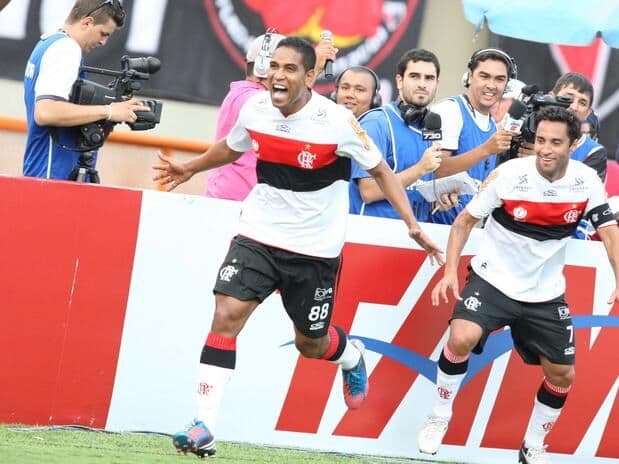 Estreante marca, Flamengo vira contra Atlético-GO e respira