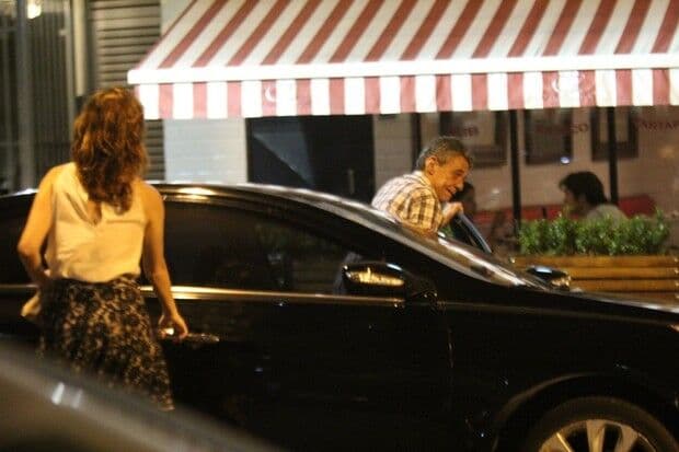 Chico Buarque janta com a namorada, a cantora Thais Gulin