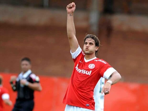 Em jogo polêmico, Inter vira e complica situação do Palmeiras