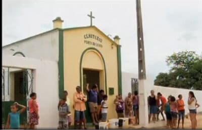 Sem abastecimento, moradores retiram água do cemitério