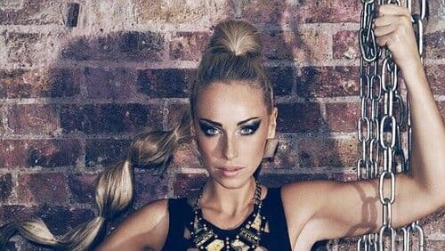 Ex-BBB emagrece 25 kg e aparece magérrima em capa de revista