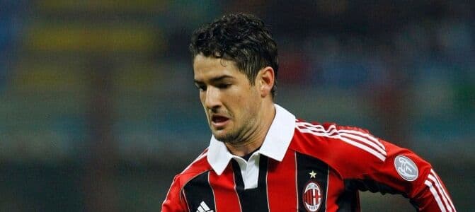 Pato chora em despedida dos colegas do Milan