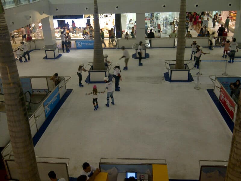 Pista de patinação no gelo garante diversão a crianças e adolescentes