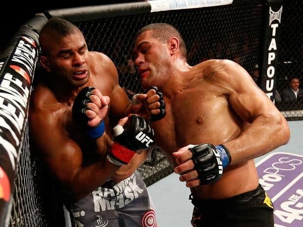 Pezão tem reação incrível, nocauteia e afasta Overeem do cinturão