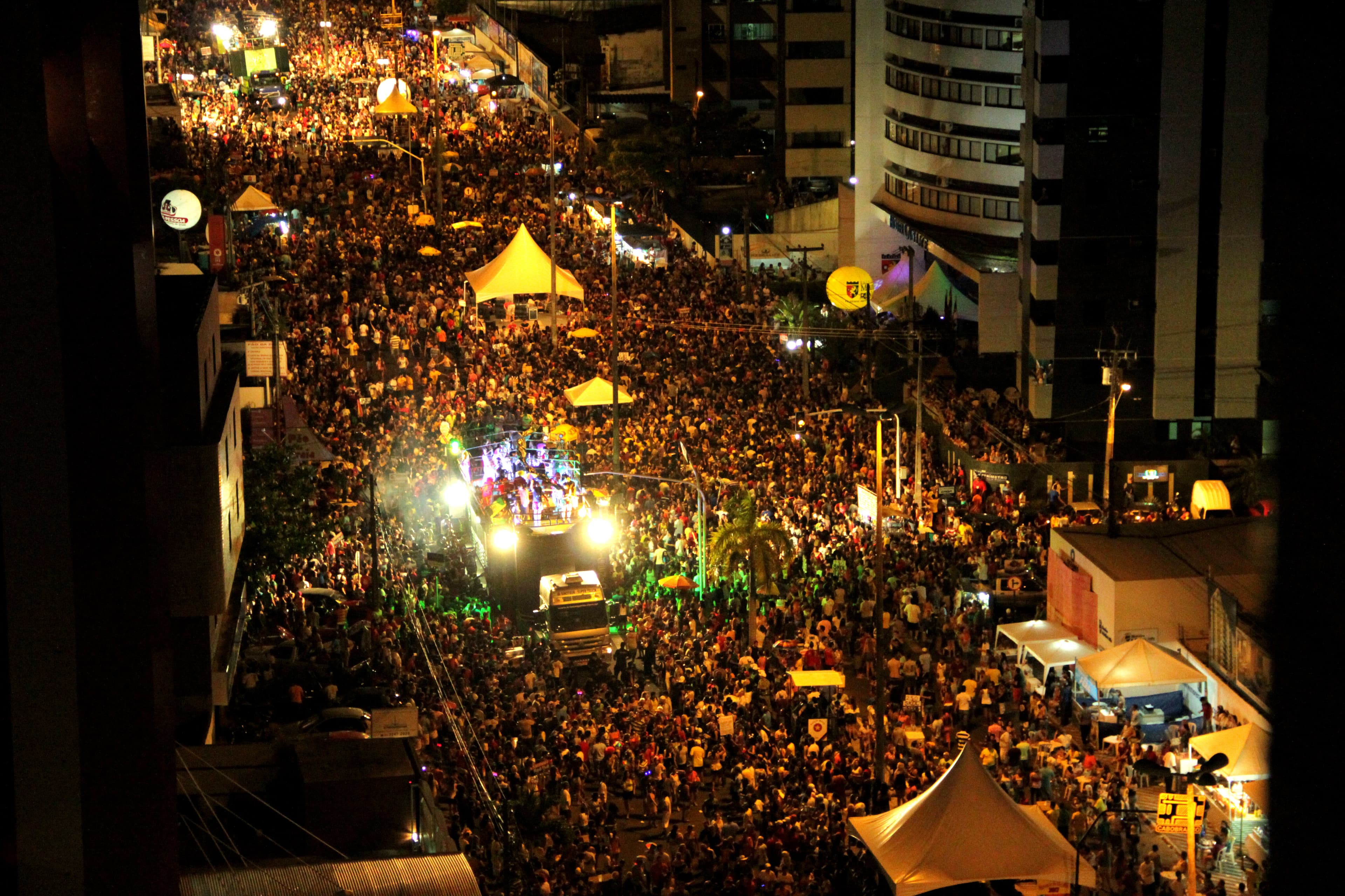 Trânsito é bloqueado na Avenida Epitácio Pessoa e em praça do Miramar para desfile do bloco Muriçocas