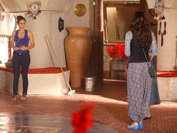 Ayla desconfia de Morena e exige que marido conte a verdade