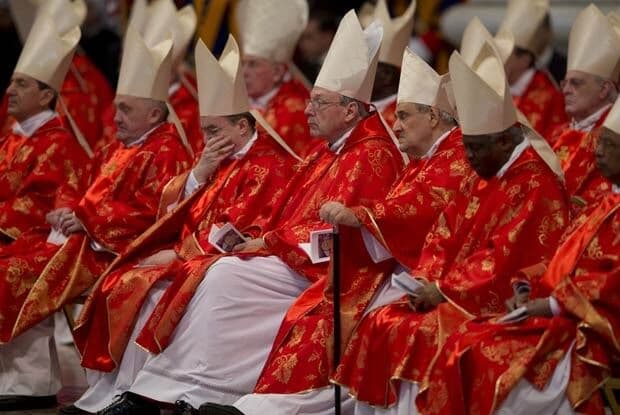 Cardeais começam conclave para escolher novo Papa no Vaticano