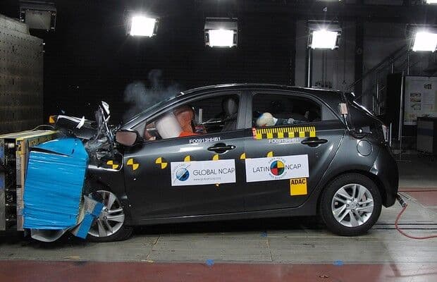 HB20 deixa a desejar na proteção a crianças em teste de impacto frontal