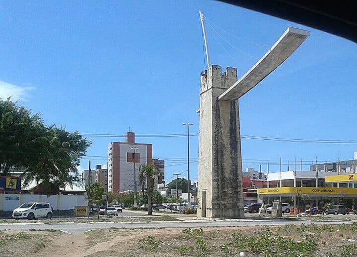 Sem cuidado, obeliscos de Intermares estão deteriorados pelo tempo e maresia