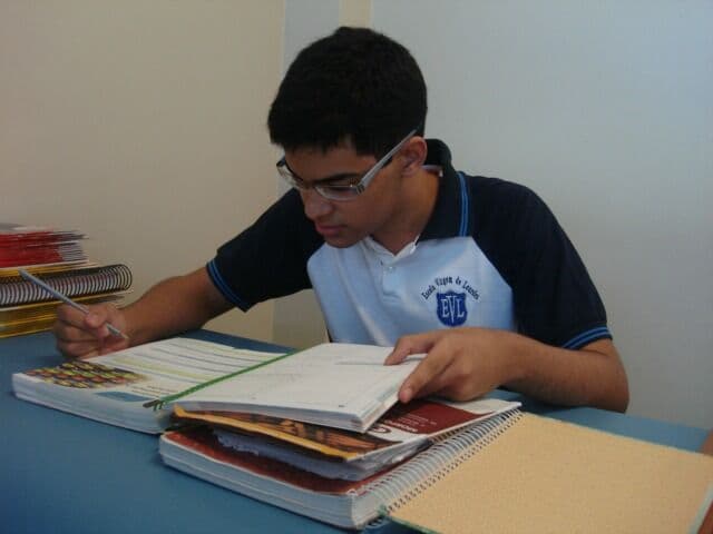 Antes de concluir Ensino Médio, aluno da EVL é aprovado em vestibular da UFCG para Medicina