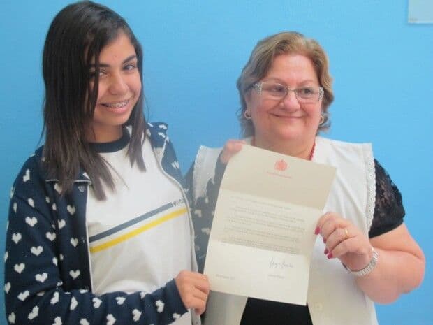 Alunas brasileiras escrevem carta para a rainha da Inglaterra e recebem resposta 'real'