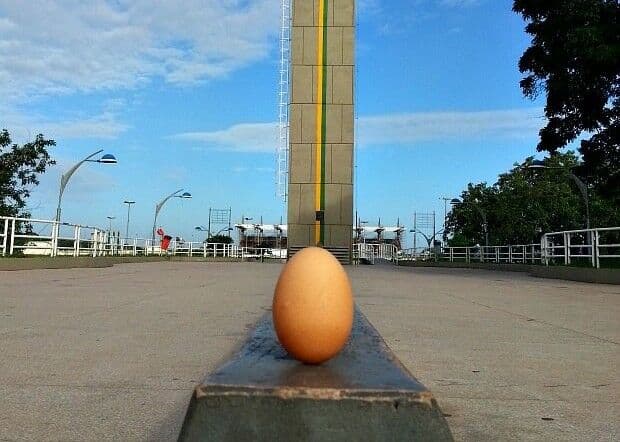 Ovo equilibrado na Linha do Equador intriga moradores e turistas no Amapá