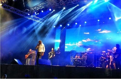 Emocionado, Assisão canta para cinquenta mil no parque do Povo