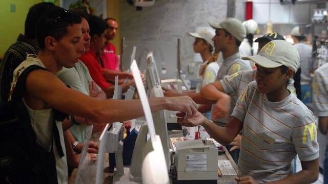 McDonald's seleciona atendentes na Paraíba