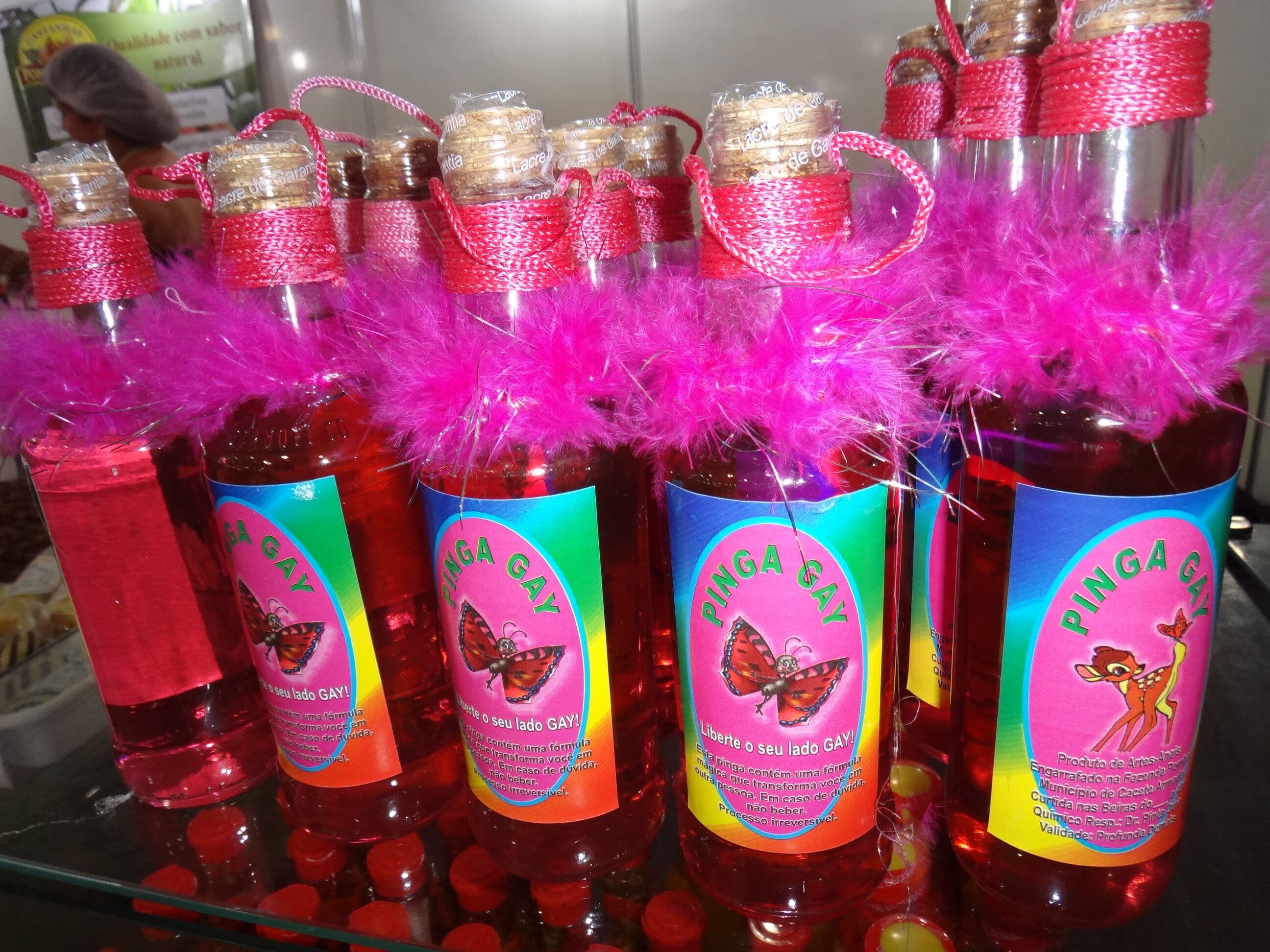 ‘Pinga Gay’ e ‘Quenga Doce’ fazem sucesso em estande