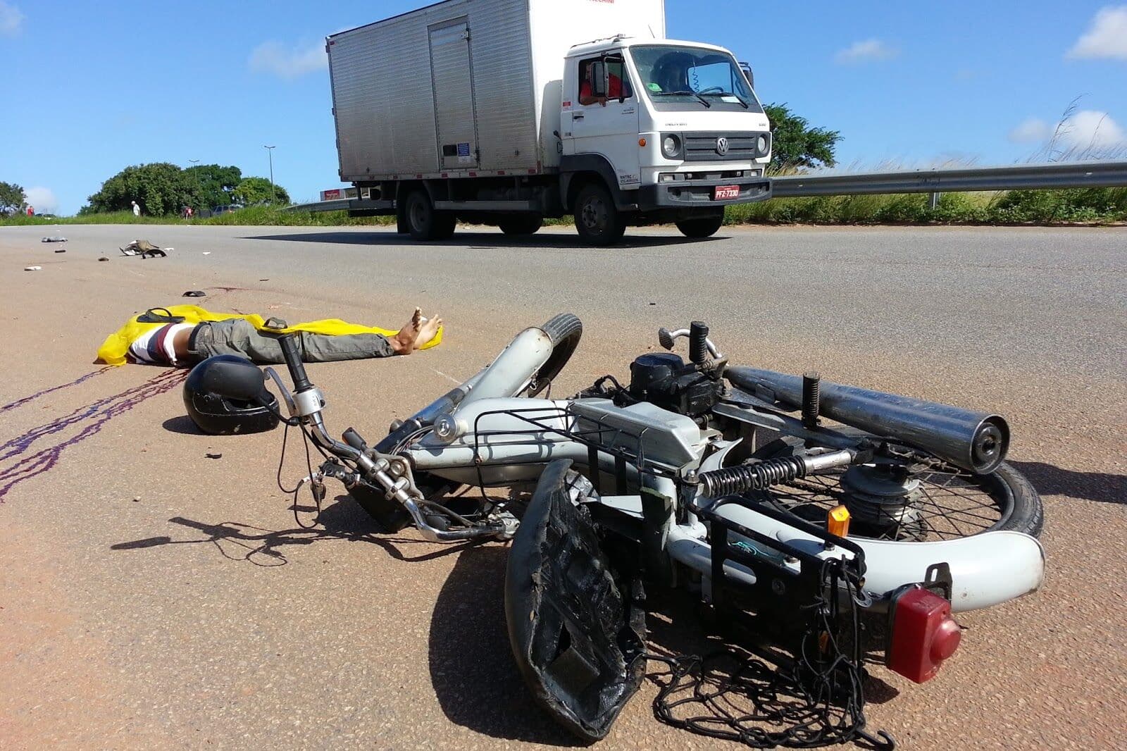 Motociclista tem cabeça esmagada por caminhão após bater em veículo na BR-230