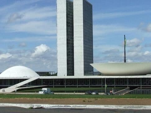 Brasil repete segunda pior nota em índice que mede corrupção no mundo, aponta Transparência Internacional