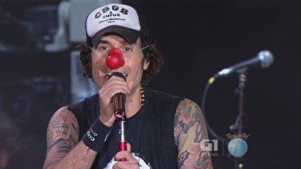 Capital Inicial faz tributo a Chorão e Champignon e critica deputado