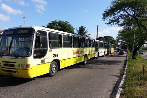 PM apreende ônibus da linha de Bayeux por irregularidades no licenciamento