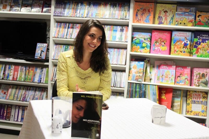 Confusão marca tarde de autógrafos da ex-rebelde Mel Fronckowiak em livraria