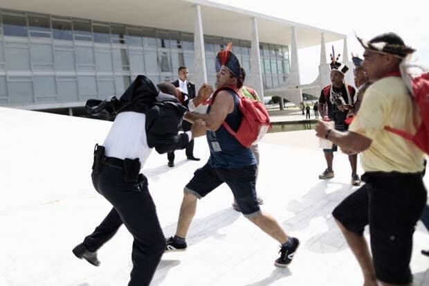 Índios fazem protesto e tentam invadir Palácio do Planalto, em Brasília