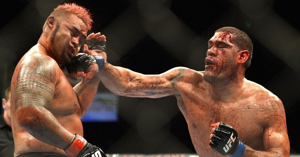 Mark Hunt coloca pinos em mão fraturada após batalha contra Pezão