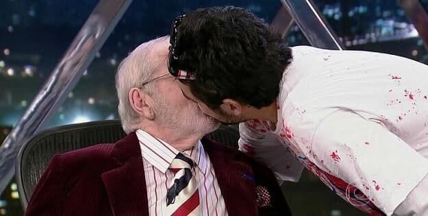 Jô Soares surpreende com beijo gay triplo em programa da Globo
