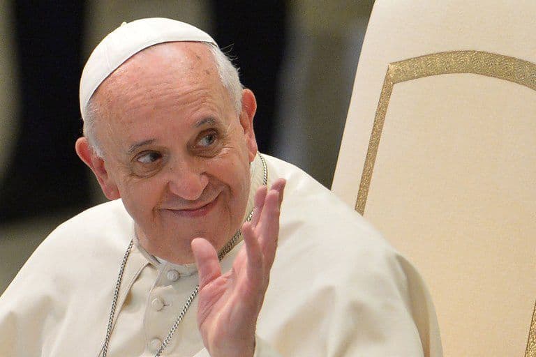 Papa Francisco segue internado e se desculpa por faltar missa no Vaticano