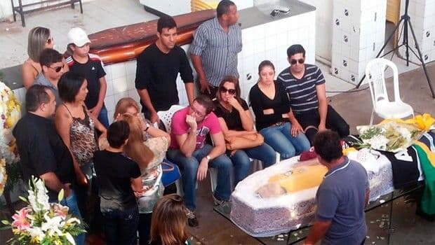 Com camisa da Seleção, Marinho Chagas é velado no estádio do ABC
