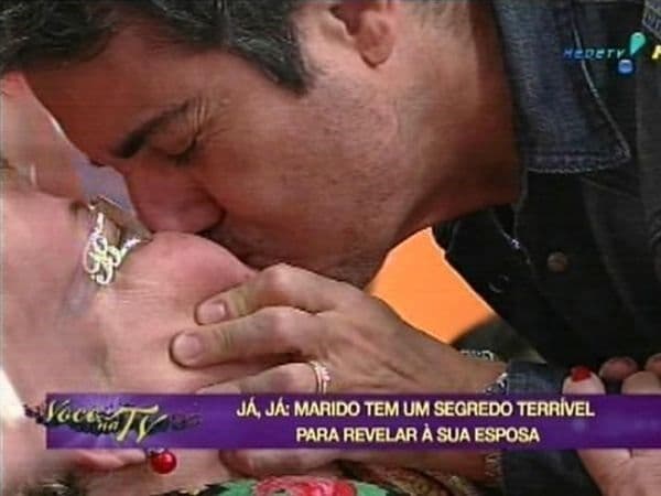 João Kleber beija mulher da plateia durante programa