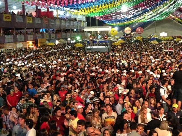 Vídeo: público invade Parque do Povo em Campina Grande após o fechamento dos portões