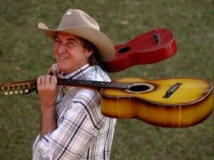 Sérgio Reis deixa hospital em São Paulo