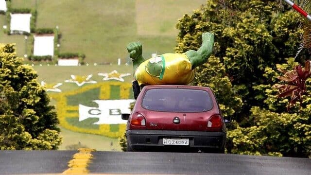 Estátua quebrada de Hulk é levada para dentro da Granja Comary após humilhação do Brasil