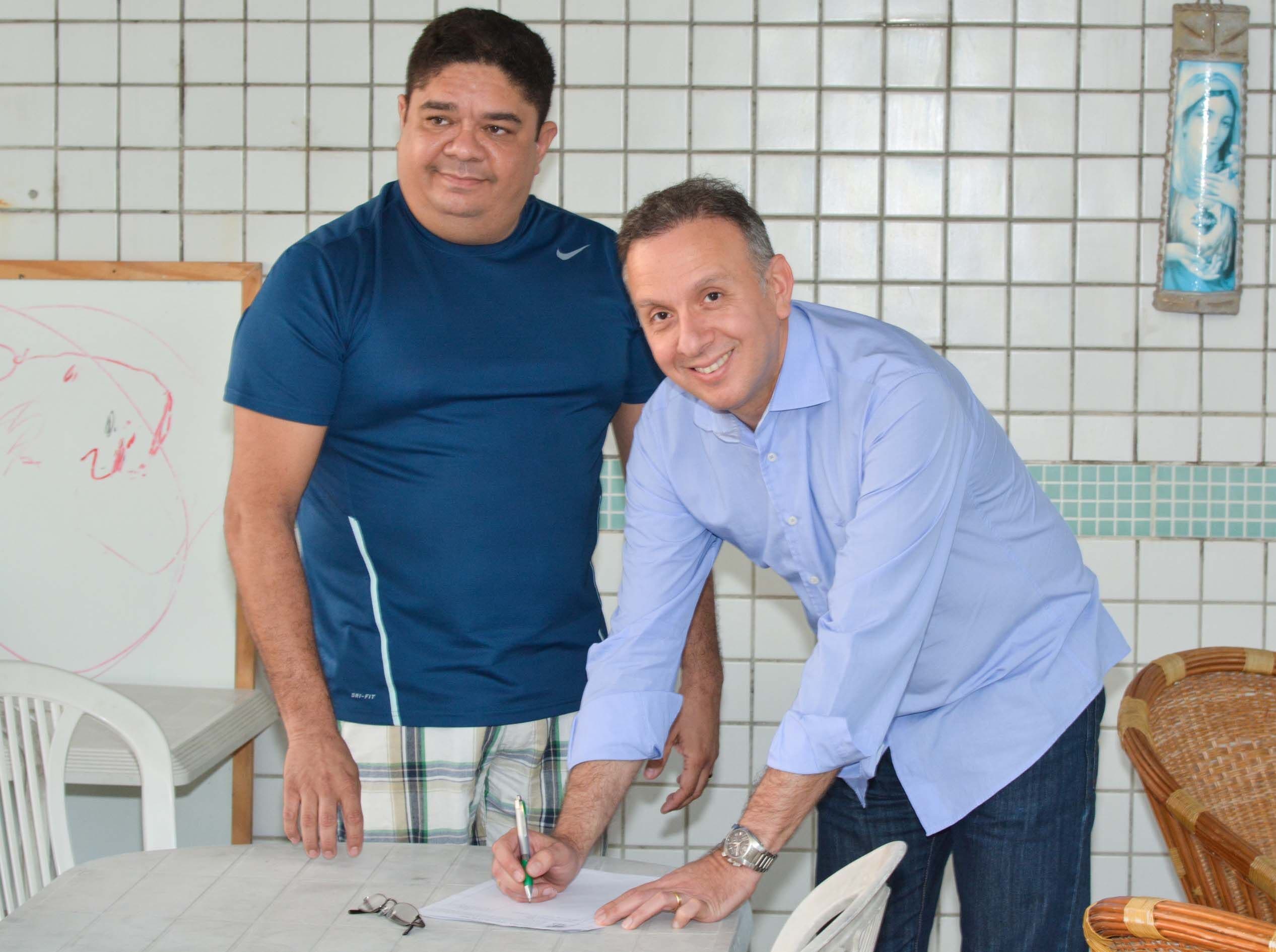 Aguinaldo visita família da menina Maria Luiza e assina petição de projeto