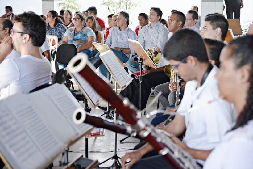 Luciano Cartaxo assiste a concerto da Orquestra Sinfônica em escola no Grotão