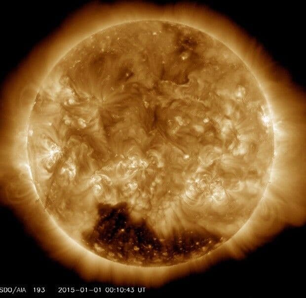 Sol começa o ano com enorme 'buraco' perto do polo sul do astro