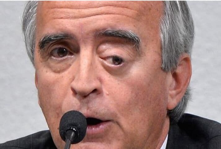 Afinal, por que Nestor Cerveró possui um olho mais baixo que o outro?