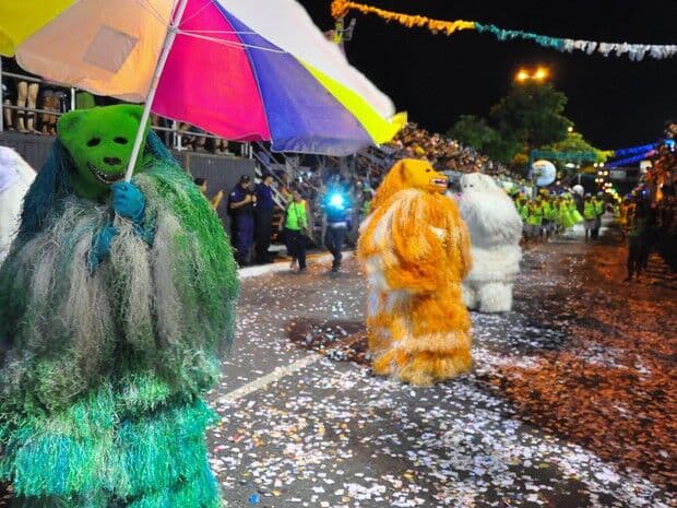 Ala ursas e batucadas desfilam na terceira noite de Carnaval