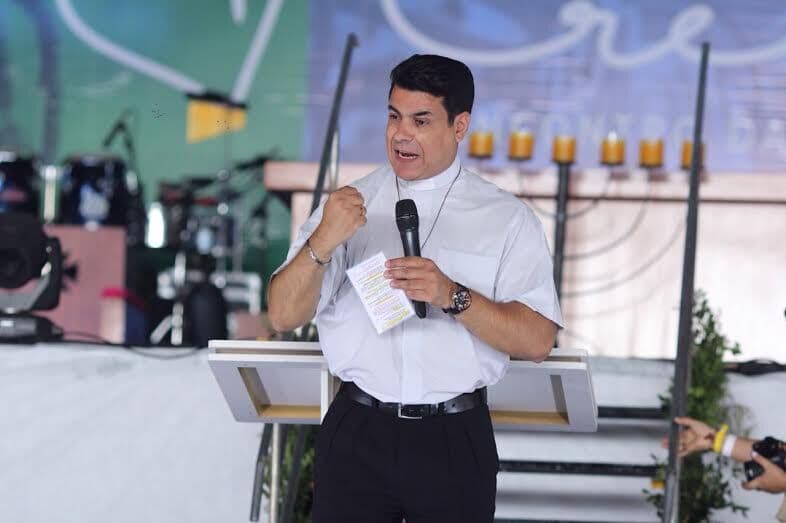 “Quem reclama demais, reza de menos”, diz Padre Chrystian Shankar em pregação do 18º Crescer