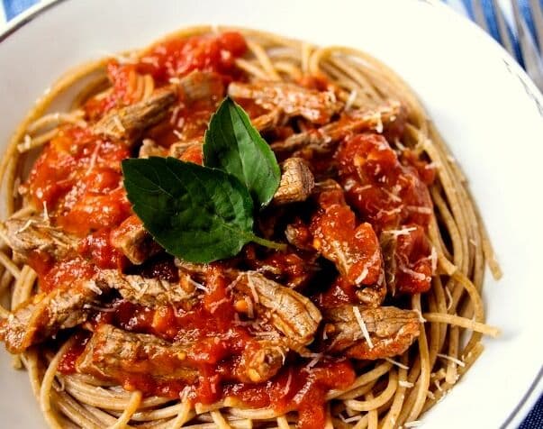 Tiras de filé mignon com molho de tomate