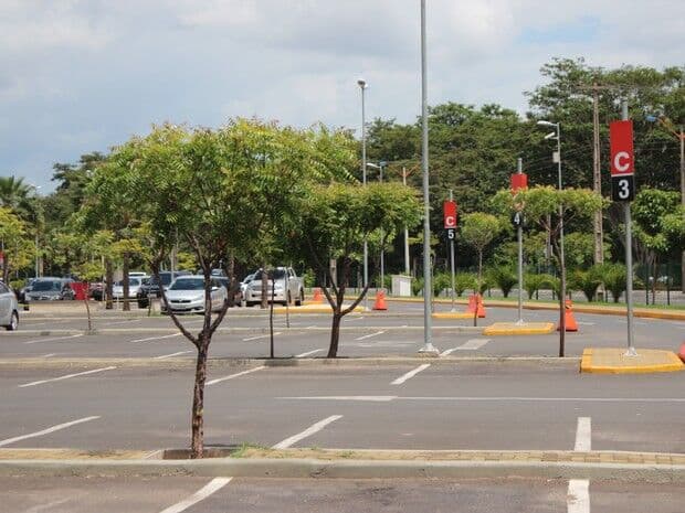 Projeto gera polêmica ao pedir isenção de taxa em estacionamento de shoppings