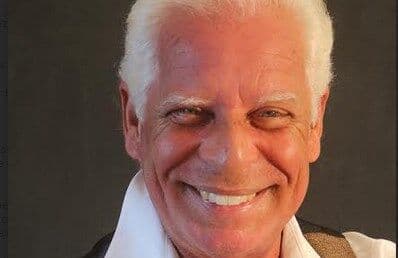 Hugo Leão: um gentleman que completa 50 anos de carreira musical