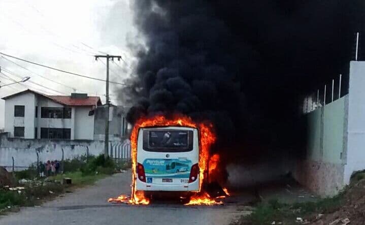 Assaltantes ateiam fogo em ônibus em Campina Grande