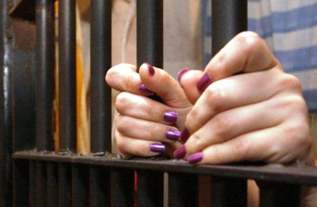 Mulher é presa em Campina Grande por intimidar e coagir testemunha que depôs contra ela em caso de furto