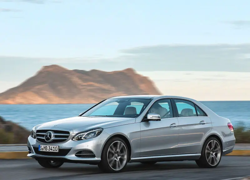 Mercedes começa a revelar novo Classe E