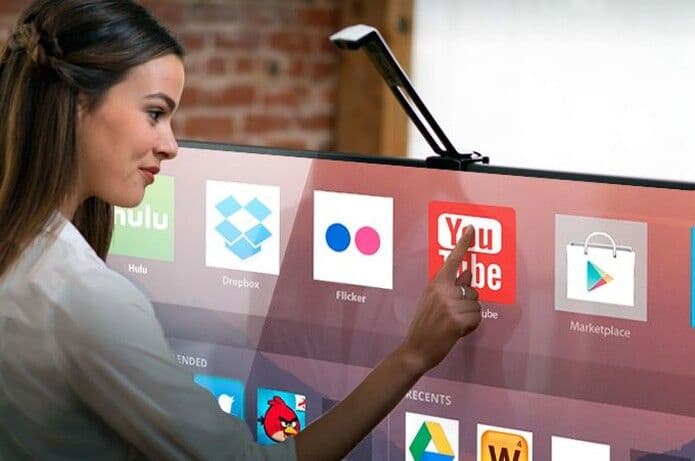 Projetor transforma qualquer TV em uma super tela touchscreen